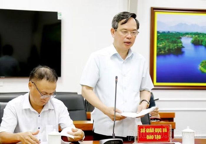 Ông Trịnh Thế Truyền - Giám đốc Sở GD&ĐT tỉnh Phú Thọ báo cáo tại hội nghị (ảnh phutho.gov.vn).