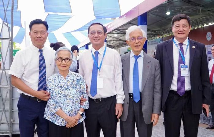 Thứ trưởng Lê Quân cùng vợ chồng GS Trần Thanh Vân - GS Lê Kim Ngọc và các đại biểu.