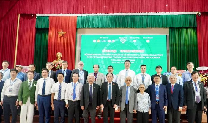 Các đại biểu chụp hình lưu niệm.