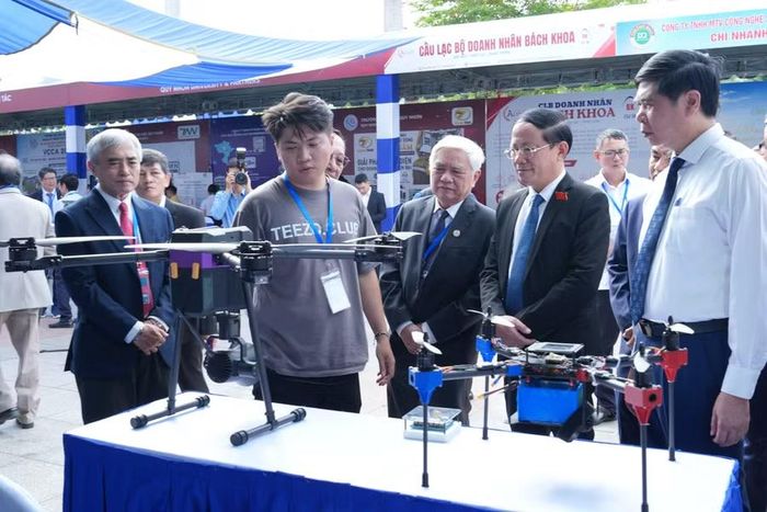 Các đại biểu tham quan gian hàng trong hội nghị.