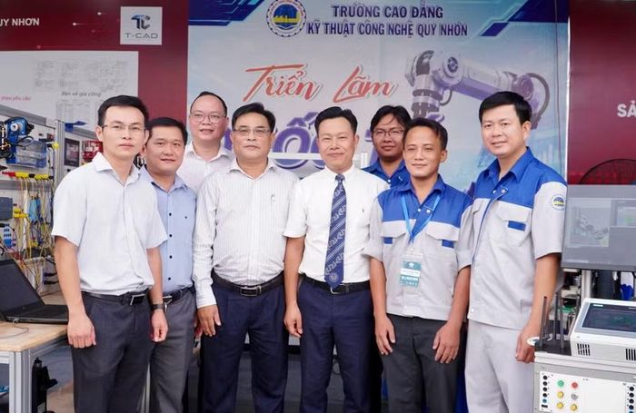Thứ trưởng Lê Quân tham quan gian hàng của Trường Cao đẳng Kỹ thuật Công nghệ Quy Nhơn.
