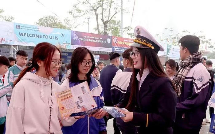 Tư vấn viên Học viện Hải quân giới thiệu thông tin tuyển sinh cho học sinh Ninh Bình tại chương trình tư vấn hướng nghiệp. Ảnh: BNB