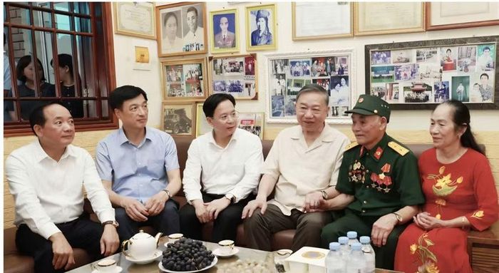 Tổng Bí thư, Chủ tịch nước Tô Lâm cùng Đoàn công tác thăm gia đình ông Trần Xuân Hán, tổ dân phố 19/8, phường Thảo Nguyên.