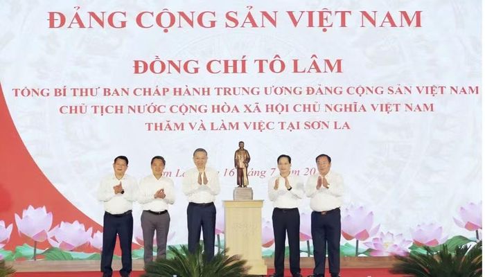 Tổng Bí thư, Chủ tịch nước Tô Lâm trao tặng tượng Chủ tịch Hồ Chí Minh cho tỉnh Sơn La.