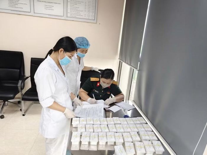 Đại diện 2 đơn vị kiểm tra mẫu bàn giao.