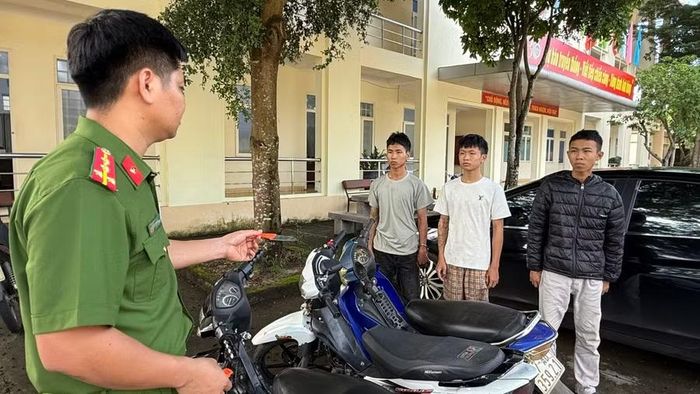 Ba bị can bị khởi tố, bắt tạm giam để điều tra về hành vi cướp tài sản. (Ảnh: S.Đ)