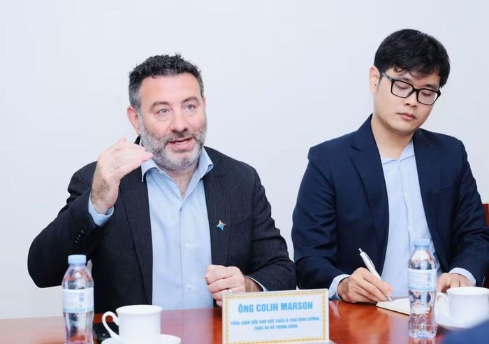 Ông Colin Marson, Giám đốc Google for Education khu vực Châu Á - Thái Bình Dương, Châu Âu và Trung Đông, trao đổi tại buổi làm việc.