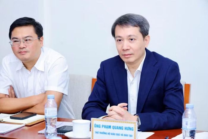 Thứ trưởng Bộ GD&ĐT Phạm Quang Hưng trao đổi tại buổi làm việc.