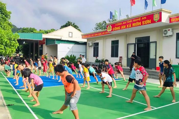 Lớp dạy bơi, dạy kỹ năng phòng tránh đuối nước tại xã Môn Sơn, Nghệ An.
