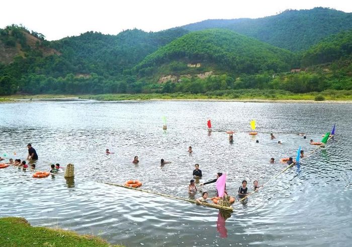 Lớp dạy bơi, dạy kỹ năng phòng tránh đuối nước được tổ chức trên dòng sông Giăng.