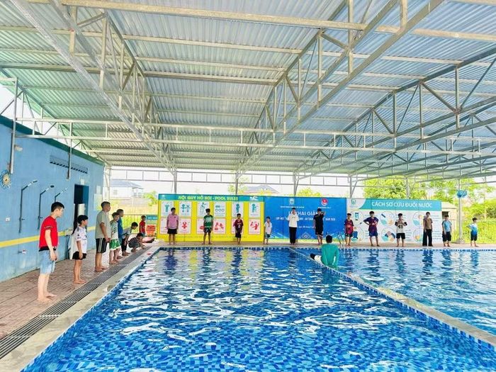 Lớp dạy bơi miễn phí cho trẻ em có hoàn cảnh khó khăn tại phường Cửa Lò, Nghệ An.