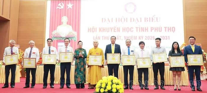 Bà Phạm Thị Hòe, Phó Chủ tịch Hội Khuyến học Việt Nam trao Bằng khen của Trung ương Hội Khuyến học Việt Nam cho các tập thể, cá nhân có thành tích xuất sắc (ảnh phutho.gov.vn).