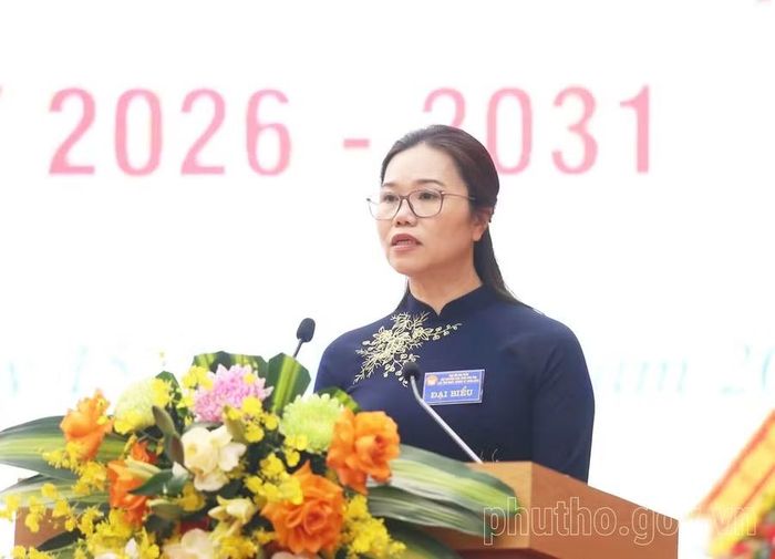 Bà Bùi Thị Minh - Phó Bí thư Tỉnh ủy, Chủ tịch Ủy ban MTTQ Việt Nam tỉnh Phú Thọ phát biểu tại đại hội (Ảnh: phutho.gov.vn).