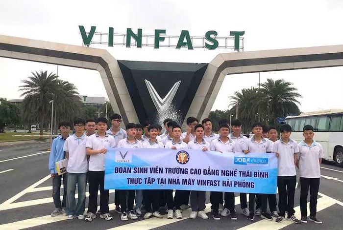 Sinh viên Trường Cao đẳng Nghề Thái Bình thực tập tại nhà máy Vinfast Hải Phòng.