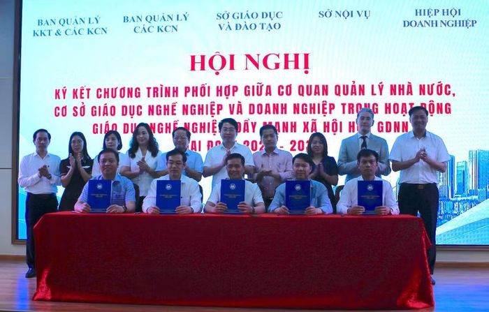 Lãnh đạo Sở GD&amp;ĐT Hưng Yên và các đơn vị ký kết chương trình phối hợp trong hoạt động giáo dục nghề nghiệp giai đoạn 2026-2030.