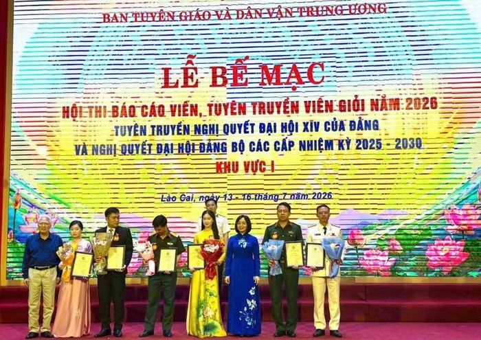Ban tổ chức trao 6 giải Nhì cho các thí sinh (Ảnh: Trần Thắng).