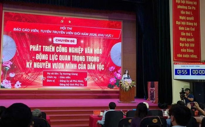 Thí sinh Tạ Hương Giang với chuyên đề: “Phát triển công nghiệp văn hóa - Động lực quan trọng trong kỷ nguyên vươn mình của dân tộc” giành giải Nhì tại Hội thi (ảnh Trần Thắng).