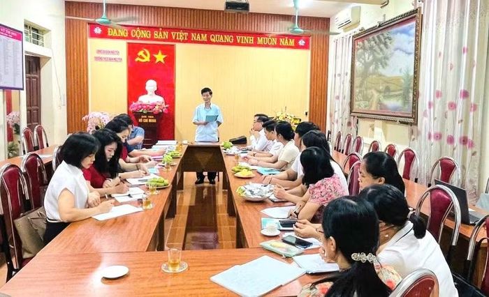 Ông Phùng Quốc Lập, Phó Giám đốc Sở GD&ĐT tỉnh Phú Thọ phát biểu.