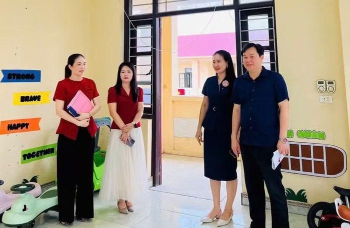 Đoàn kiếm tra tại Trường Mầm non Bản Nguyên.