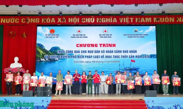Đại diện các cơ quan, đơn vị trao tặng cờ Tổ quốc, áo phao và quà cho ngư dân có hoàn cảnh khó khăn tại đặc khu Cát Hải. Ảnh: Nguyễn Khánh