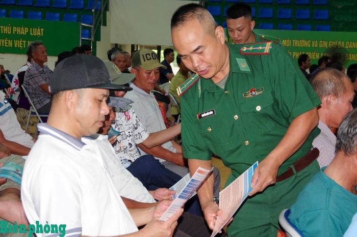 Cán bộ Bộ đội Biên phòng thành phố Hải Phòng phát tờ rơi, hướng dẫn ngư dân tìm hiểu các quy định về khai thác thủy sản. Ảnh: Nguyễn Khánh