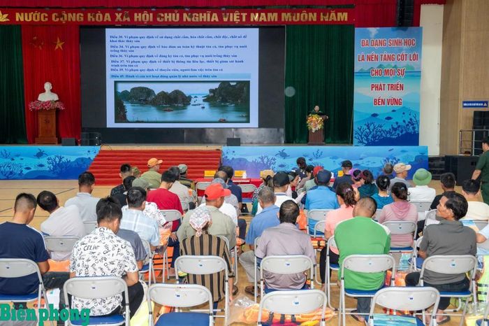 Quang cảnh buổi tuyên truyền pháp luật về khai thác thủy sản tại Trung tâm Dịch vụ sự nghiệp công đặc khu Cát Hải. Ảnh: Nguyễn Khánh
