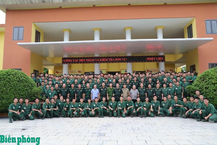 Trung tướng Vũ Trung Kiên cùng đoàn công tác chụp ảnh lưu niệm với cán bộ, học viên nhà trường. Ảnh: Thu Minh