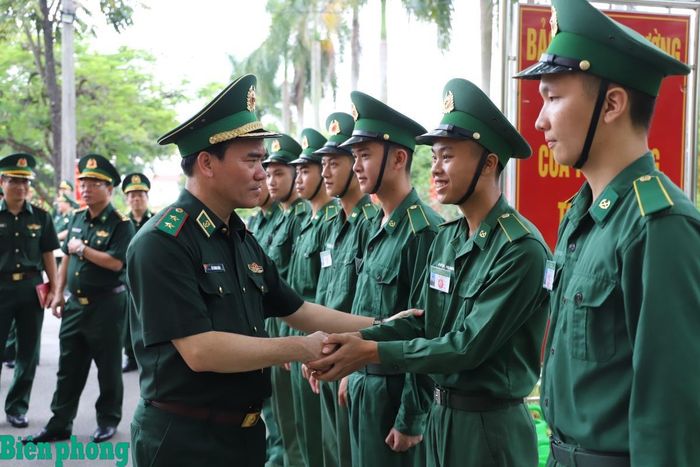 Trung tướng Vũ Trung Kiên động viên các học viên Trường Cao đẳng Biên phòng. Ảnh: Thu Minh