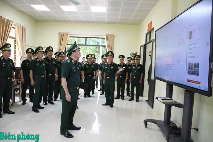 Đoàn công tác tham quan, kiểm tra trang thiết bị mô phỏng quy trình kiểm soát xuất nhập cảnh tại nhà trường. Ảnh: Thu Minh