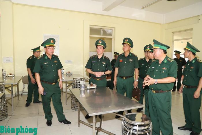 Đoàn công tác kiểm tra phòng ăn của nhà trường. Ảnh: Thu Minh