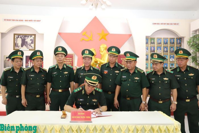 Trung tướng Vũ Trung Kiên ghi Sổ vàng truyền thống của Trường Cao đẳng Biên phòng. Ảnh: Thu Minh