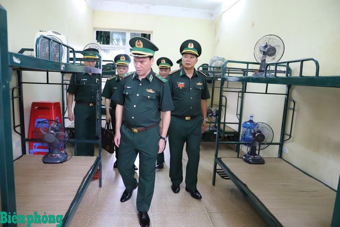Đoàn công tác kiểm tra khu vực phòng ở của học viên nhà trường. Ảnh: Thu Minh