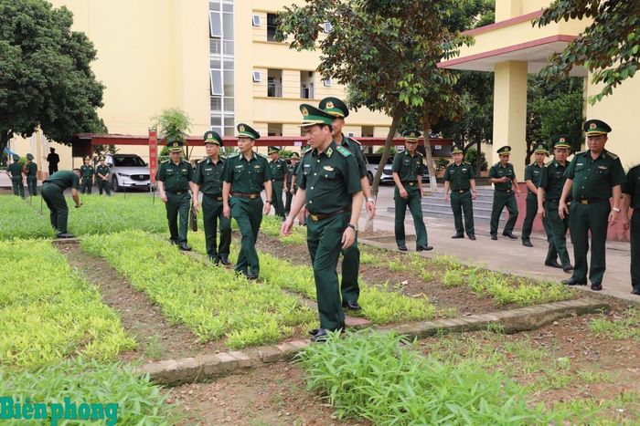 Đoàn công tác kiểm tra khu tăng gia của nhà trường. Ảnh: Thu Minh