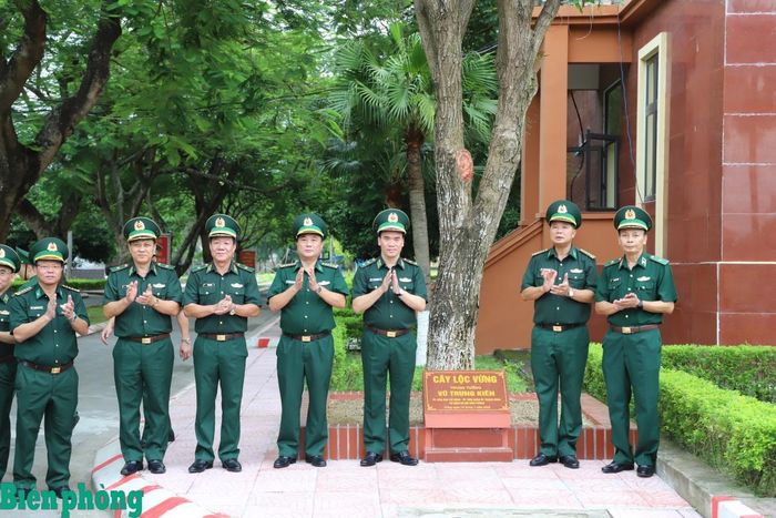 Trung tướng Vũ Trung Kiên cùng các đại biểu trồng cây lưu niệm trong khuôn viên Trường Cao đẳng Biên phòng. Ảnh: Thu Minh