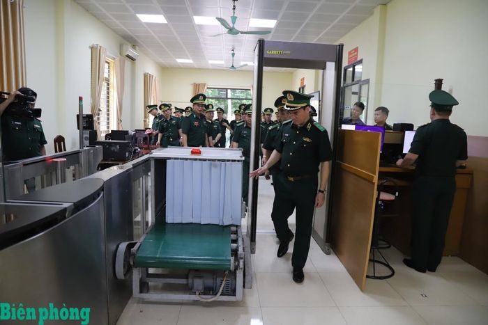 Đoàn công tác tham quan, kiểm tra trang thiết bị mô phỏng quy trình kiểm soát xuất nhập cảnh tại nhà trường. Ảnh: Thu Minh