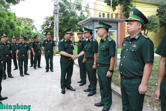 Trung tướng Vũ Trung Kiên cùng Đoàn công tác kiểm tra kết quả thực hiện nhiệm vụ giáo dục, đào tạo và xây dựng chính quy tại Trường Cao đẳng Biên phòng. Ảnh: Thu Minh