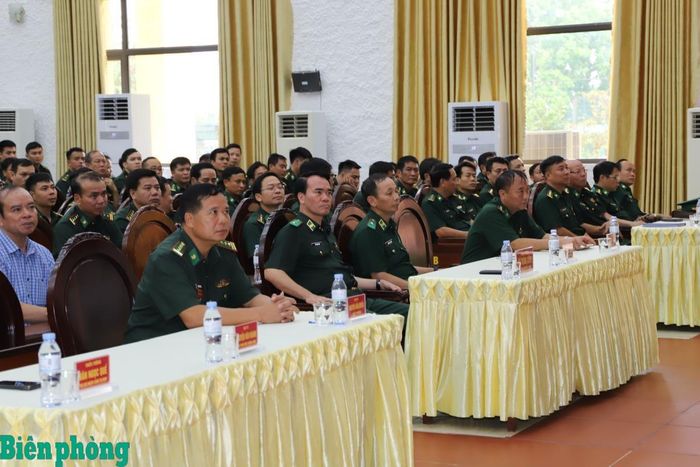 Các đại biểu dự buổi kiểm tra kết quả thực hiện nhiệm vụ giáo dục, đào tạo và xây dựng chính quy của Trường Cao đẳng Biên phòng. Ảnh: Thu Minh