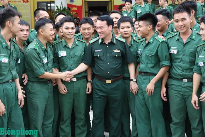 Trung tướng Vũ Trung Kiên trò chuyện với các học viên Trường Cao đẳng Biên phòng. Ảnh: Thu Minh