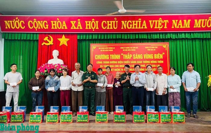 Lãnh đạo Công ty đóng tàu Sơn Hải và lãnh đạo Hải đoàn Biên phòng 48 tặng quà cho bà con nhân dân xã Bình Phú, tỉnh Gia Lai. Ảnh: Thanh Thúy