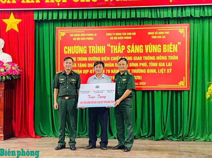 Đại tá Nguyễn Trung Kiên, Chủ tịch kiêm Giám đốc Công ty đóng tàu Sơn Hải (thứ nhất, bên phải) và Đại tá Nguyễn Chí Thanh, Chính ủy Hải đoàn Biên phòng 48 (thứ 3, từ phải sang) trao biểu trưng Công trình "Thắp sáng vùng biên" tặng chính quyền xã Bình Phú, tỉnh Gia Lai. Ảnh: Thanh Thúy