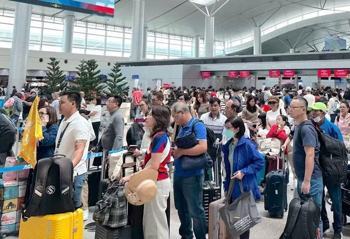 Hành khách tại sân bay Tân Sơn Nhất trong dịp cao điểm Tết Nguyên đán 2026.
