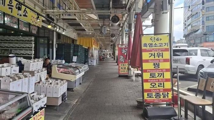 Nhiều người chuyển từ kinh doanh thịt chó sang bán các món ăn từ thịt dê đen tại chợ Moran ở Seongnam, tỉnh Gyeonggi. Ảnh: Korea Times.