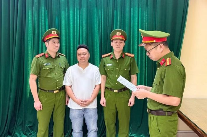 Công an tỉnh Phú Thọ tống đạt Quyết định khởi tố bị can đối với Nguyễn Đình Quyết.