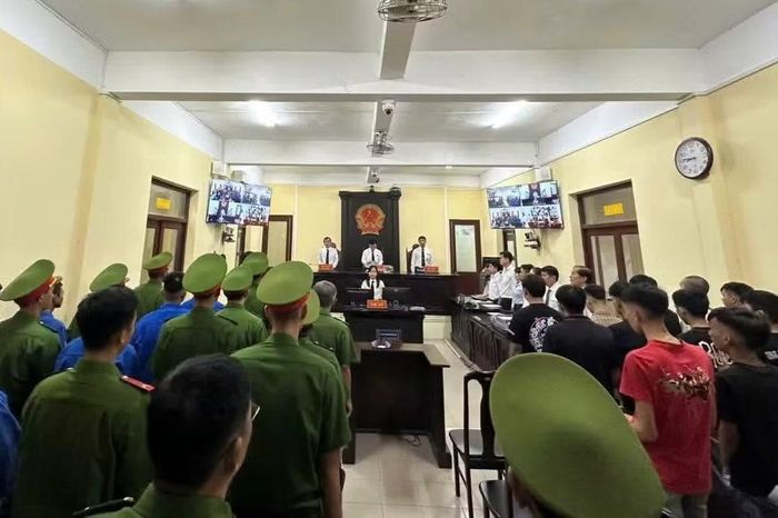 Phiên xét xử 44 bị cáo về tội gây rối trật tự công cộng và cố ý gây thương tích.
