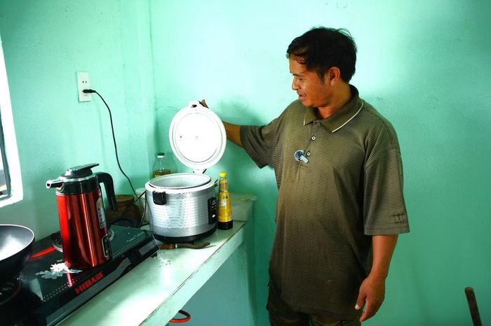Anh Điểu Đên với các đồ dùng sử dụng điện trong căn nhà mới được nhà nước trao tặng. . (Ảnh: Đại Dương)