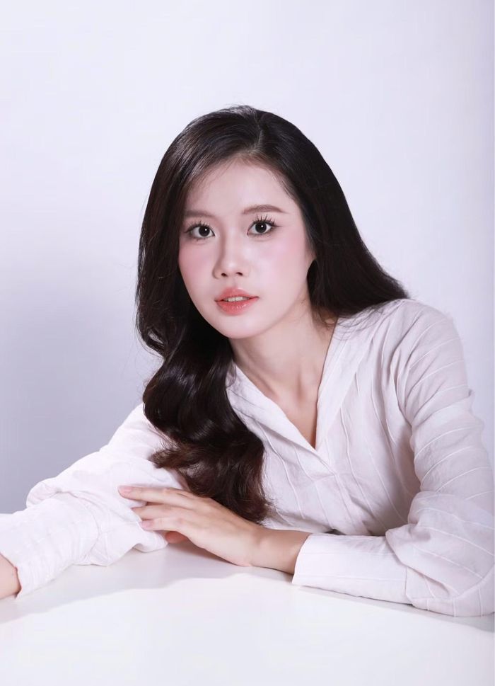 Trong khi đó, Nguyễn Duệ Đan (sinh năm 2005), cao 1,7 m, sinh viên năm ba ngành Kinh tế đối ngoại, Đại học Ngoại thương, mong muốn mang sức trẻ và sự nhiệt huyết đóng góp cho cộng đồng.