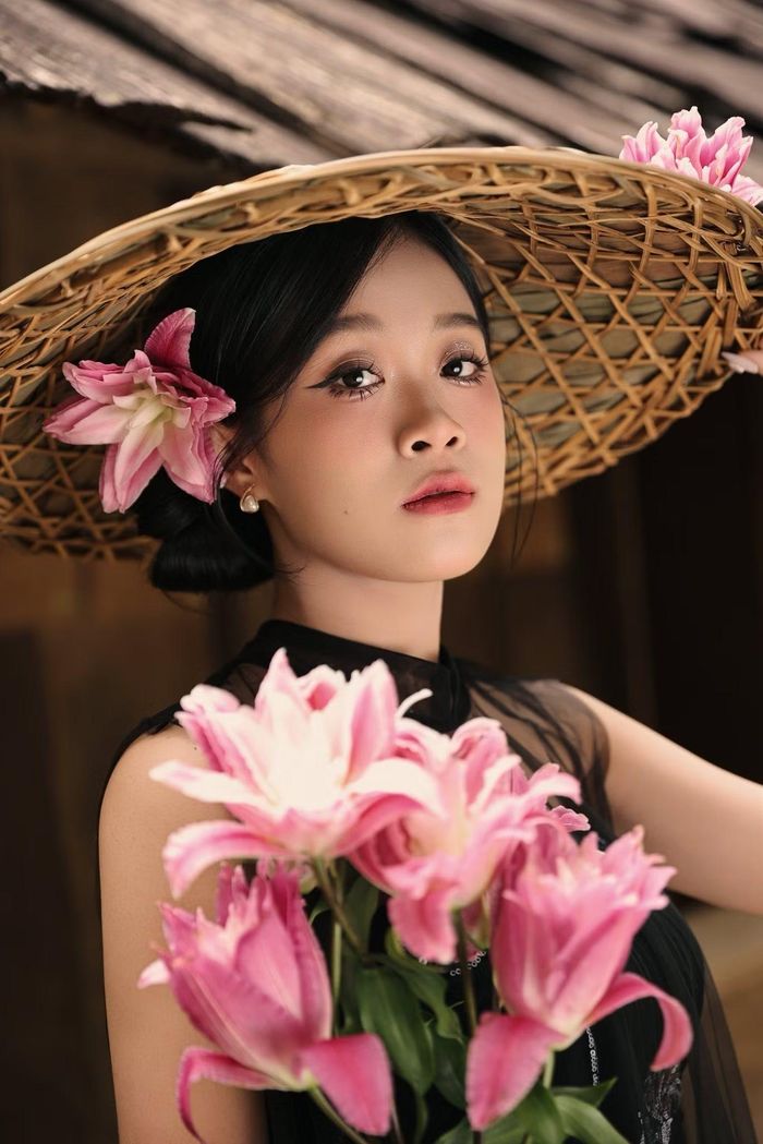 Hoàng Thị Nhung (sinh năm 2003), hiện theo học ngành Digital Marketing tại Cao đẳng FPT Polytechnic và làm host livestream, content creator. Cô có năng khiếu hát và múa.