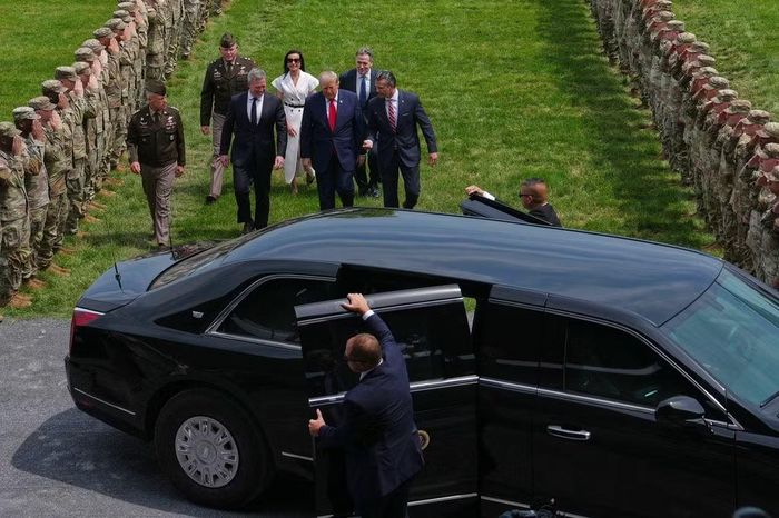 Tổng thống Donald Trump đi cùng Bộ trưởng Lục quân Dan Driscoll, Thượng nghị sĩ Dave McCormick và Bộ trưởng Chiến tranh Pete Hegseth khi ông đến Trường Cao đẳng Chiến tranh Lục quân Mỹ ở Pennsylvania ngày 15/7. (Ảnh: AP)