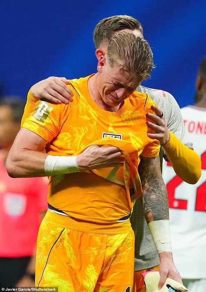 Trước đó, Jordan Pickford bật khóc ngay trên sân cỏ.