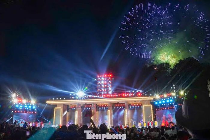 Chương trình nghệ thuật, bắn pháo hoa tại công viên Thống Nhất (phường Hai Bà Trưng). Ảnh minh họa